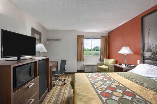 Super 8 by Wyndham West Haven image 5