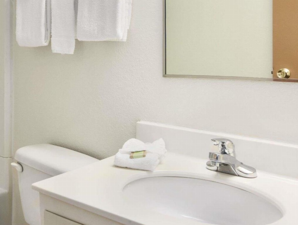 Super 8 by Wyndham West Haven