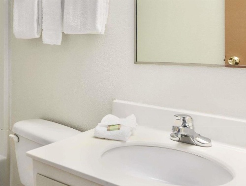 Super 8 by Wyndham West Haven image 8